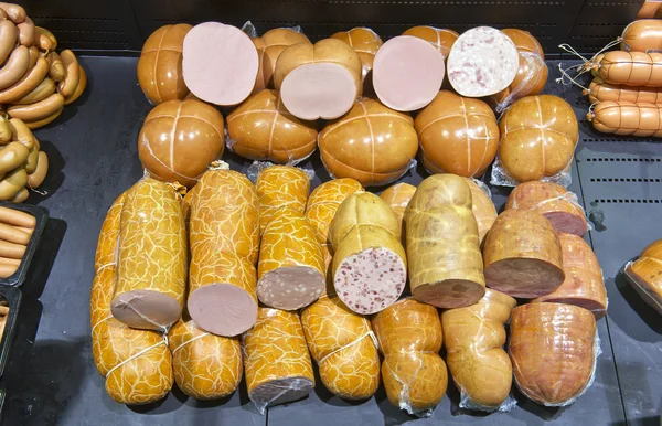 Вареная колбаса в магазине и супермаркете — стоковое фото
