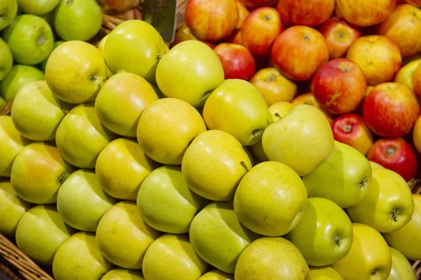 Ripe apples in the supermarket — Stock Photo, Image