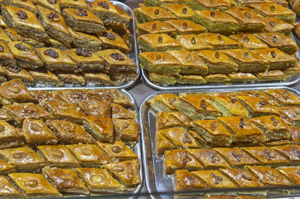 Doces doces orientais e baklava no bazar — Fotografia de Stock