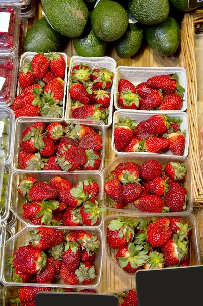 Krásné zralé jahody v supermarketu — Stock fotografie