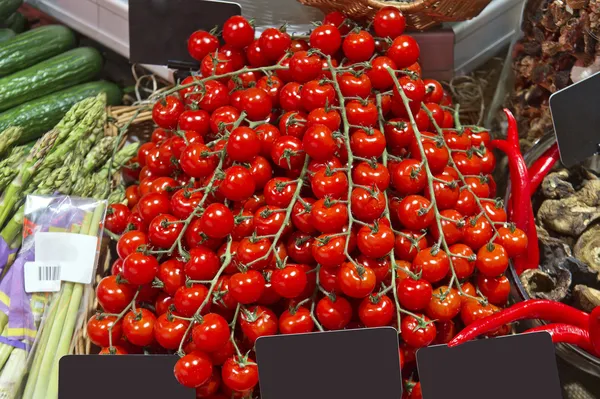 Pomodorini ciliegia freschi sul mercato — Foto Stock