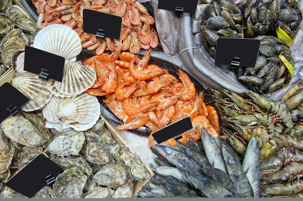 Eine große Auswahl an Meeresfrüchten im Supermarkt — Stockfoto