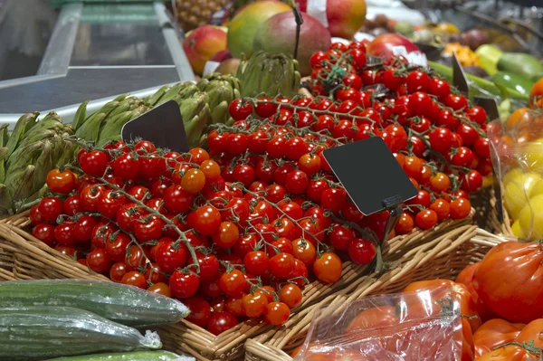 Ramo di pomodoro ciliegia sul mercato e supermercato — Foto Stock