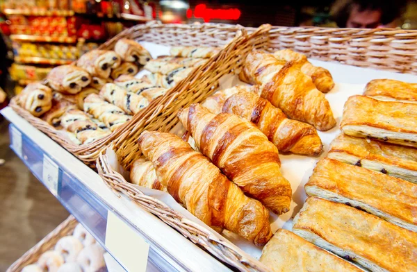 Venda de croissants na loja e no mercado — Fotografia de Stock