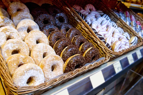 Eine große Auswahl an Donuts im Laden und auf dem Markt — Stockfoto