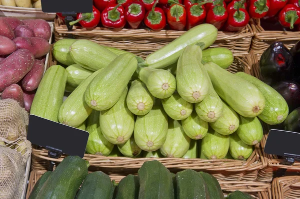 Grüner Zucchini-Kürbis auf dem Markt — Stockfoto