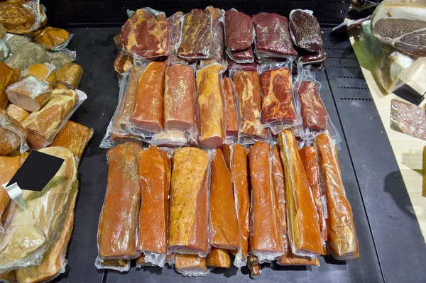 Rohes Lachsfleisch im Supermarkt und auf dem Basar — Stockfoto