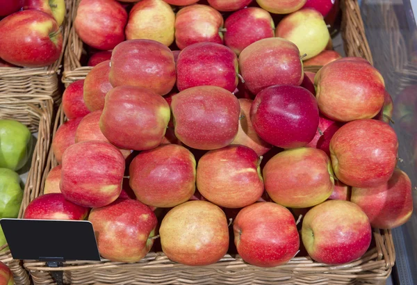 Pommes rouges sur le marché — Photo