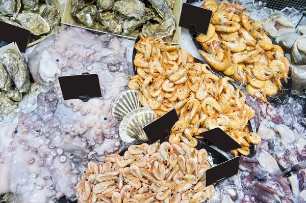 Färska skaldjur i en stormarknad — Stockfoto