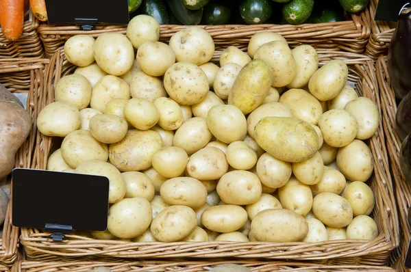 Nye poteter i en butikk – stockfoto