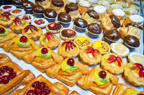 Kuchen und Kekse im Laden — Stockfoto