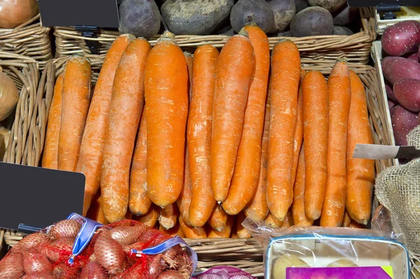 Zanahorias maduras en el mercado —  Fotos de Stock