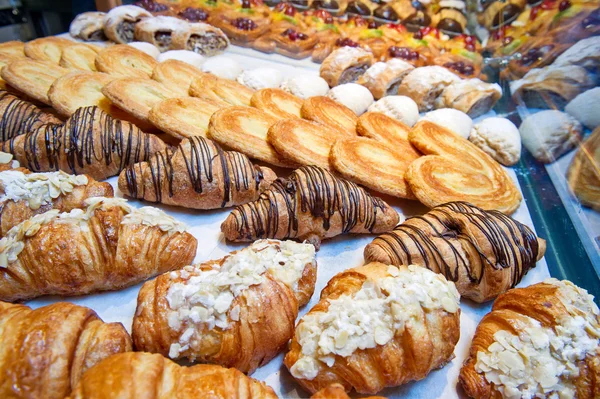 Croissants et gâteau à la boulangerie — Photo