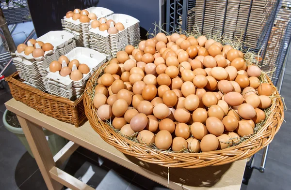 Ovos de galinha para venda no mercado — Fotografia de Stock