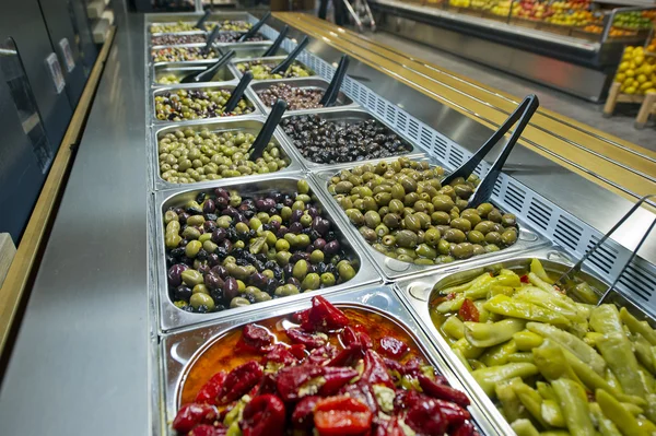 Azeitonas marinadas para venda no mercado — Fotografia de Stock