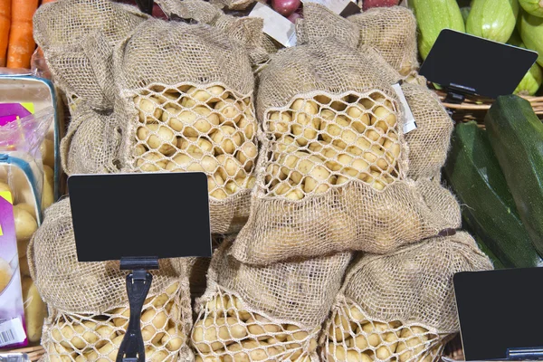 Nuevas patatas en bolsas en el mercado —  Fotos de Stock