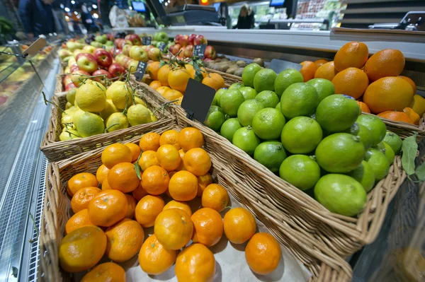 Citrus tangerines, lemons, limes and oranges at the market — Stock Photo, Image