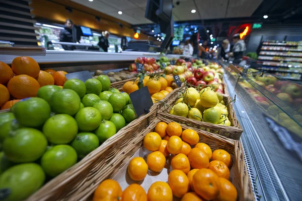 Citrus mandarijnen, citroenen, limoenen en sinaasappels op de markt — Stockfoto