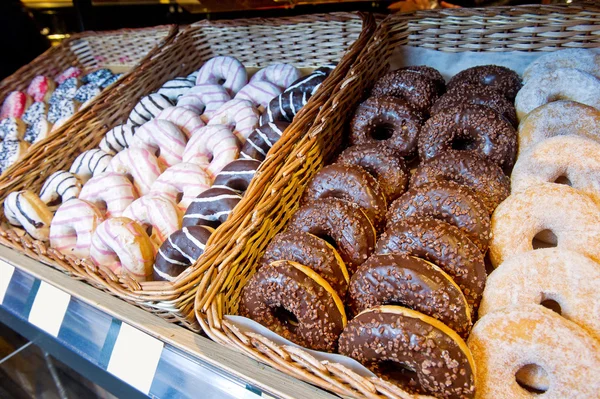 Donuts para venda na loja no bazar — Fotografia de Stock