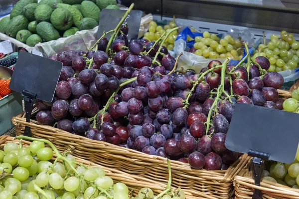 Спелый красный виноград на рынке — стоковое фото