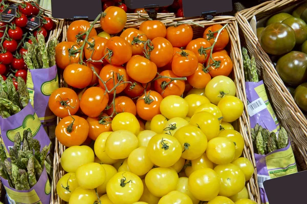 Tomates cereja vermelhos e amarelos frescos no mercado — Fotografia de Stock