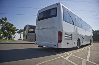 İki bitişik otobüs