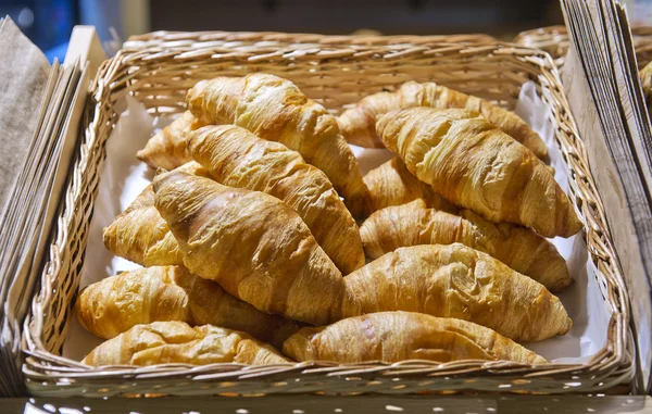 Cornetti freschi in un negozio di caramelle — Foto Stock