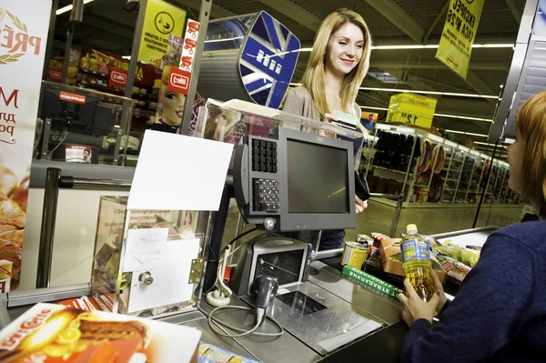 スーパー マーケットで買い物をしている女性 — ストック写真