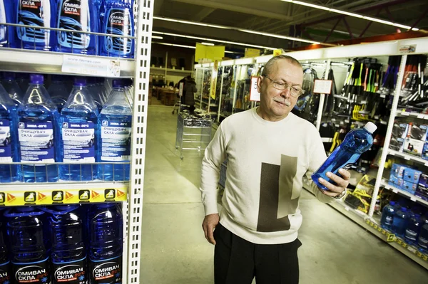 Mann beim Einkaufen im Supermarkt — Stockfoto