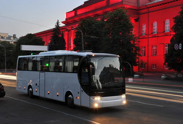 Білий туристичний автобус — стокове фото