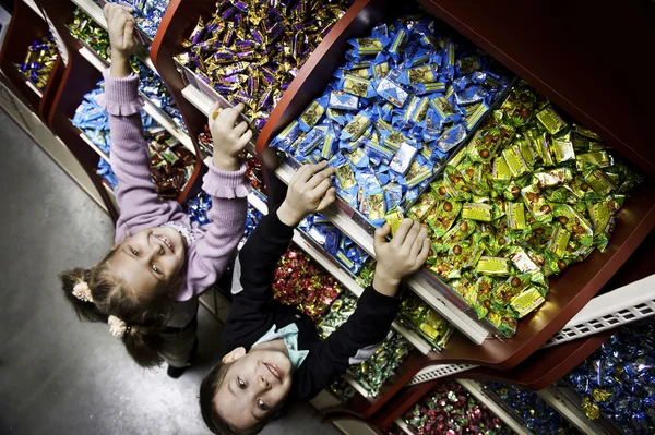 Crianças na confeitaria — Fotografia de Stock