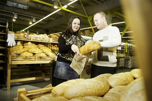 Perhe shoppailee supermarkkerissa. — kuvapankkivalokuva