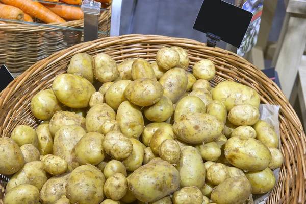 Salg av nye poteter – stockfoto