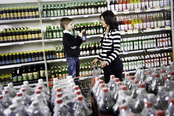 Äiti ja poika tehdä ostoksia — kuvapankkivalokuva