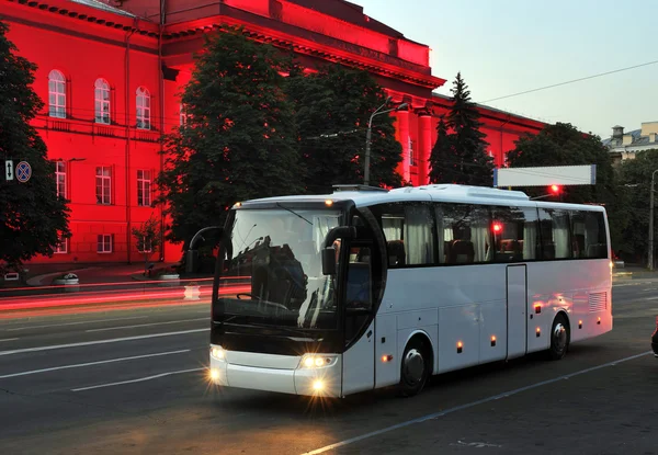 Ônibus turístico branco de luzes da cidade — Fotografia de Stock