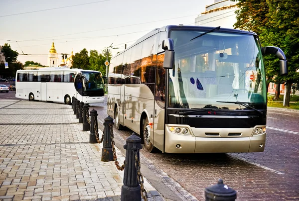 Witte en grijze bus — Stockfoto