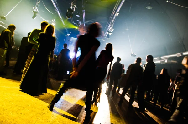 Pessoas desfrutando de perfomance noite — Fotografia de Stock