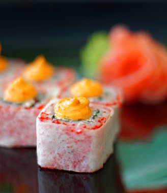 Suşi tabakta yuvarlanıyor.