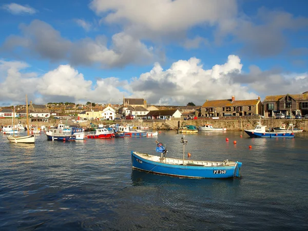 Boats in Porthleven Harbour — Stock Photo, Image