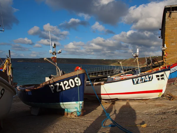 Kornische Fischerboote sennen Bucht — Stockfoto