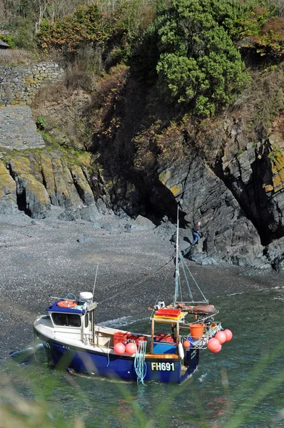 Barco de pesca en Cadgwith Cove —  Fotos de Stock