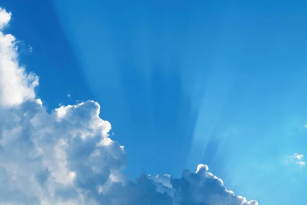 Небесні Хмари Білі Хмари Тінями Відкинуті Сонцем Через Туман Блакитному — стокове фото