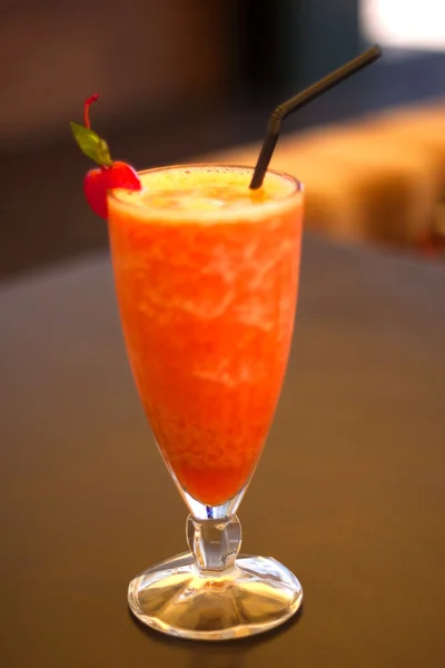 Cocktail aux fruits et baies — Photo