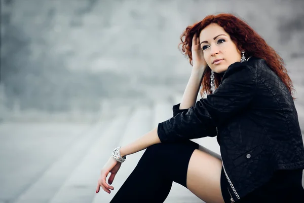 Schönheit Mädchen sitzt auf einer Betontreppe — Stockfoto