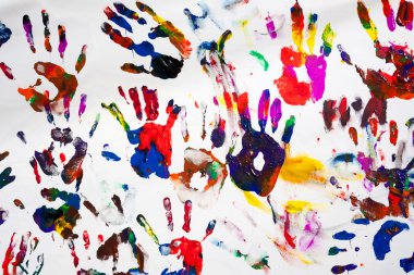 Beyaz bir tuvalde renkli eller.