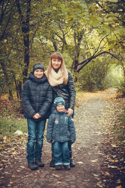 Szczęśliwą rodzinę w jesień las Zdjęcie — Zdjęcie stockowe