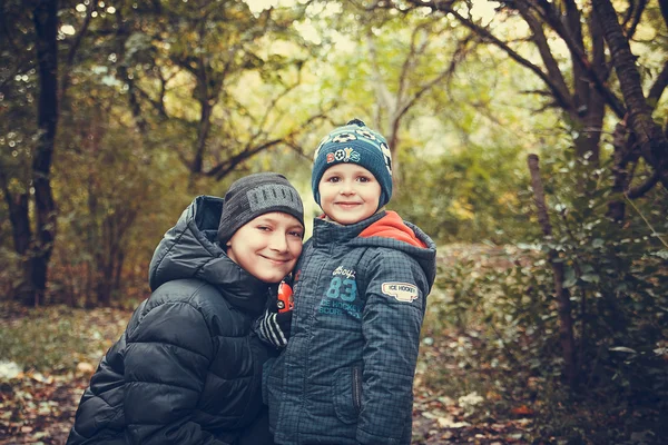 Glückliche Brüder im Herbstwald Foto — Stockfoto