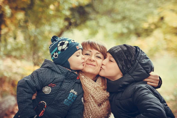Mutlu aile sonbahar orman fotoğraf