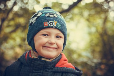 gülümseyen bir çocuk portresi düşmek