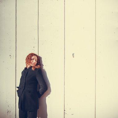 kızı duvara anlamına gelir.